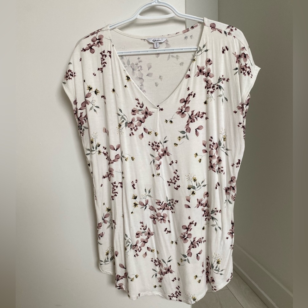 Reitmans white floral v-neck shirt blouse